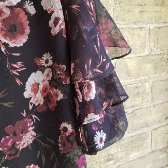 RW&CO Floral Blouse - Picture 11 of 12